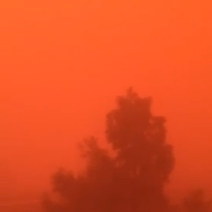 عاصفة رملية قوية تجتاح القريات وتصبغ نهارها باللون الأحمر