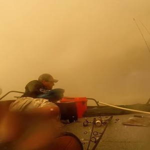 صياد سمك يرتكب غلطة العمر بعدم استماعه لنصائح النشرة الجويّة