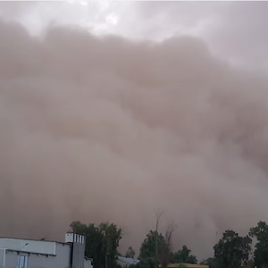 بالفيديو : عاصفة ترابية قوية ضربت بغداد الثلاثاء 