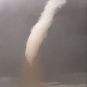 مشهد نادر جداً: تشكل إعصار في السعودية يوم الأربعاء 5-6-1436 هـ