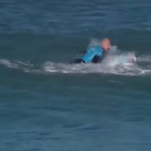 بالفيديو: سمكة قرش تهاجم راكب أمواج أسترالي أمام كاميرات التلفزيون 