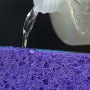 Regardez ce qui se passe lorsque vous versez de l&#39;acide sulfurique sur une éponge