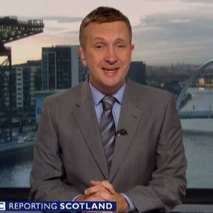 عنكبوت عملاق يباغت نشرة الأخبار على قناة بي بي سي الإخبارية