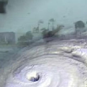 بالفيديو : العاصفة ايزيل تجتاح أجزاء من هاواي يوم الجمعة