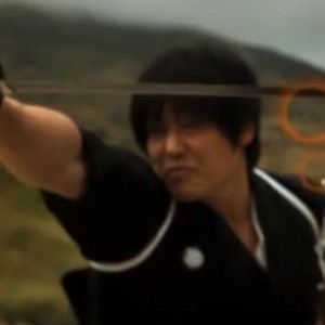 فيديو لا يُصدق : ساموراي ياباني يقطع بسيفه رصاصة أُطلقت عليه من مسافة 20 متر 