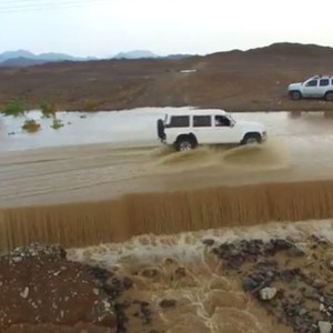 بالفيديو: أمطار الخير تروي المناطق الوسطى بالإمارات مع نهايات شهر رمضان 