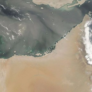 بالفيديو.. الأمطار تشكُل سيولًا وشلالات بالجبال الشرقية للإمارات