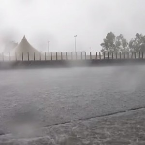 الأمطار الغزيرة تمتزج بحبّات البرد في أيام رعدية تمر على الطائف