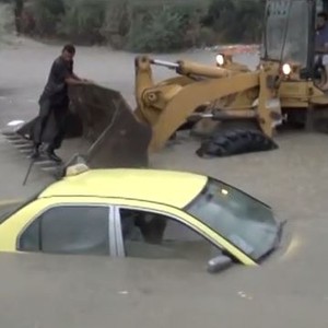 إنتشال سيارة أجرة غرقت في أمطار إربد نهار الأحد