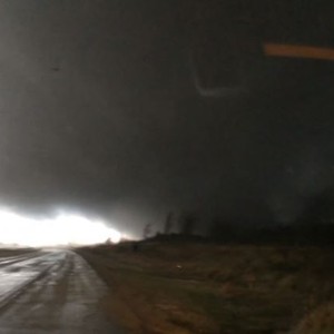 سائق يجد نفسه وجهاً لوجه مع أحد أقوى الأعاصير في 2015