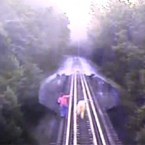 قطار مسرع يتفاجأ بوجود امرأتين على سكة الحديد