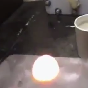 شاهد ماذا يحدث عند وضع كرة حديدية ملتهبة وسط قطعة من الثلج 