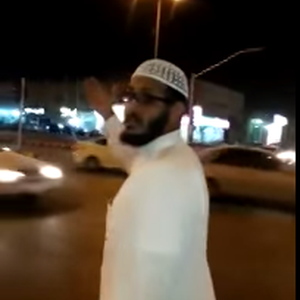 تعطلت الاشارة الضوئية .. فتدخل شاب سعودي ونظم حركة السير 