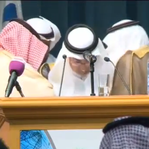 بالفيديو : إغماء وزير المياه السعودي خلال إلقاء كلمته بمنتدى الطاقة 