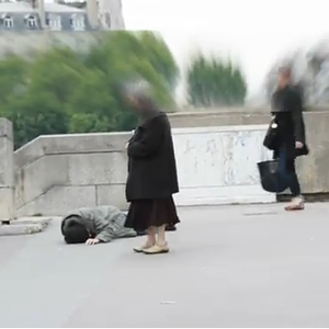 فيديو صادم .. شاهد كيف يتعامل الناس لحظة سقوط شخص غني وآخر فقير 