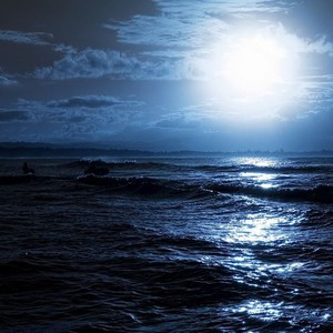 أمواج ضخمة تجرف سائحة على شواطئ ايرلندا