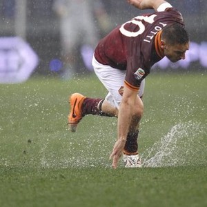 بالصور : أمطار شديدة توقف مباراة روما و بارما بالدوري الإيطالي بعد 8 دقائق