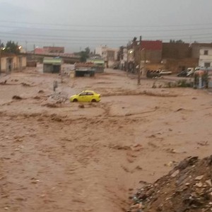 سيل جارف يداهم سوقاً تجارياً بالجزائر 