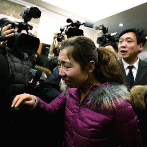 شاهد صدمة أهالي مفقودي الطائرة الماليزية بالصور