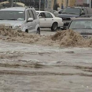 ساعة مطر تُغرق الكويت وتُحوِل طرقها إلى أنهار 