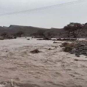 بالفيديو: تشكُل السيول شمال العين بسبب غزارة الأمطار 
