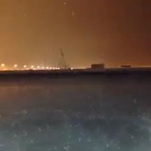 بالفيديو : أمطار غزيرة على رابغ عند منتصف الليل .. اسنمع لصوت انهمار الامطار