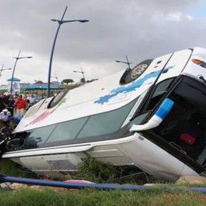 بالفيديو: انقلاب عنيف لحافلة نتيجة السرعة الزائدة تحت المطر 