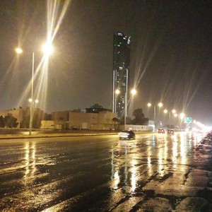 بالصور: ليلة رعدية ماطرة على الرياض