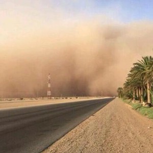 بالفيديو : لحظة مداهمة العاصفة الرملية الشديدة لسماء الأفلاج و تحول النهار إلى ظلام دامس