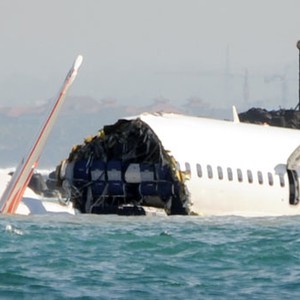 شاهد لحظة سقوط الطائرة التايوانية بنهر تايبيه 