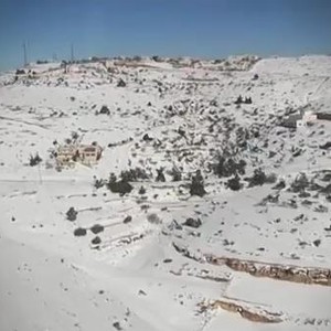 فيديو : مناظر تاريخية من الطائرة .. الأردن مطمورة تحت الثلوج .. مشاهد من توزيع المساعدات