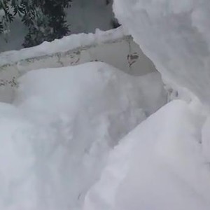 فيديو : مدخل منزل في عجلون – الأردن يتحول إلى كهف ثلجي .. ارتفاع الثلوج أكثر من مترين