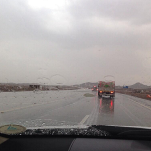 بالصور : تساقُط أمطار الخير على محافظة الحناكية في المدينة المنورة