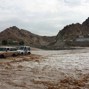 بالصور : تشكُل سيول قوية في محافظة الكامل شمال شرق جدة 