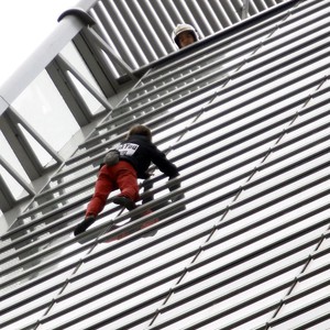 الفرنسي آلان دوبير يتسلق أعلى برج لولبي في العالم بدبي