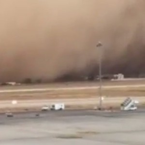 لحظة دخول العاصفة الرملية إلى مطار الملكة علياء