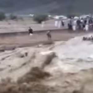 السيول تجرف 8 أشخاص بوادي البيضاء في المدينة المنورة