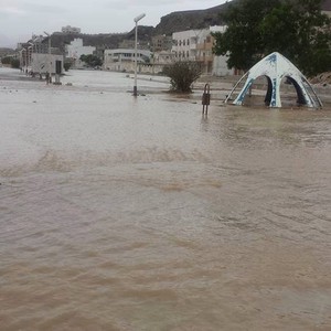 بدء تأثيرات "شابالا" على حضرموت والأمواج تغرق البيوت والشوارع