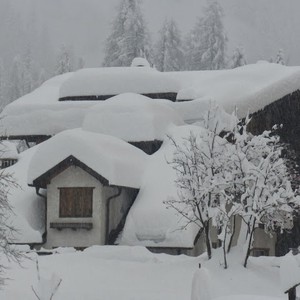 بالصور : عاصفة ثلجية قاسية تدفن جبال شمال إيطاليا تحت 250 سنتيمتر من الثلوج