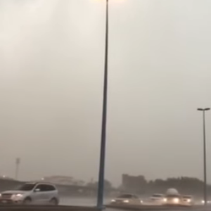 أغرب مشهد تم رصده خلال أمطار جدة