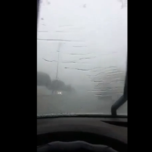 بالفيديو :  شاهد انهمار الامطار الغزيرة على الباحة