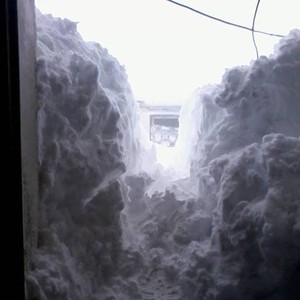 بالصور: عجلون مدفونة تحت أطنان من الثلوج و إطلاق نداءات استغاثة