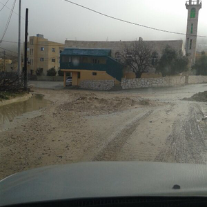 بعد ليلة ماطرة بغزارة .. سيول قوية وانجرافات طينية تغلق بعض طرقات الطيبة الجنوبية