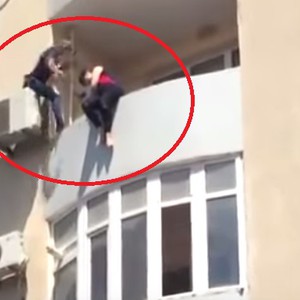 بالفيديو: رجل ينقذ فتاة من الانتحار بطريقة مذهلة