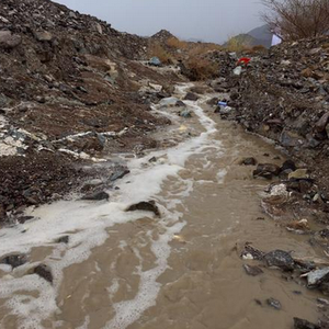 بالصور: هطول امطار غزيرة مع دوي الرعود في الجبال شرق الامارات