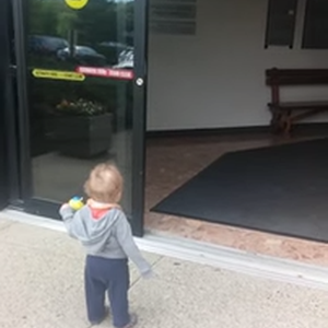 فيديو طريف: شاهد ردة فعل طفل يرى باباً كهربائياً للمرة الأولى