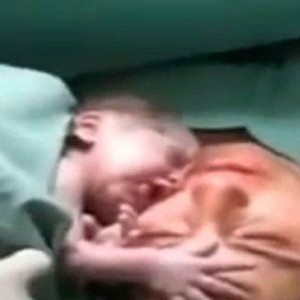 مشهد مؤثر: طفل يرفض التخلي عن أمه بعد ولادته بثوان