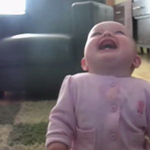 طفلة تدخل بموجة من الضحك الهستيري .. والسبب كلب يأكل الفوشار