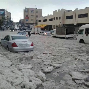 بالصور : أجزاء من غرب العاصمة عمان ترتدي الثوب الأبيض عصر الجمعة 