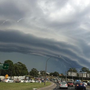 صور مذهلة للعاصفة التي ضربت سيدني الأسترالية